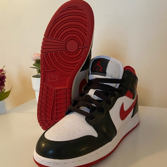 Air Jordan 1 (size 6.4y) fit a women’s 8 US - Picture 3 of 3